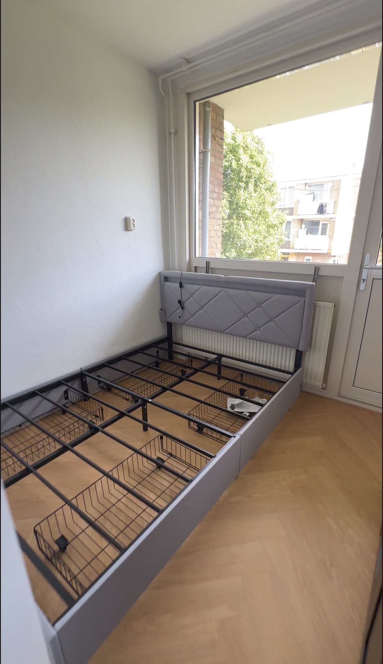 Bed en kledingkast gemonteerd