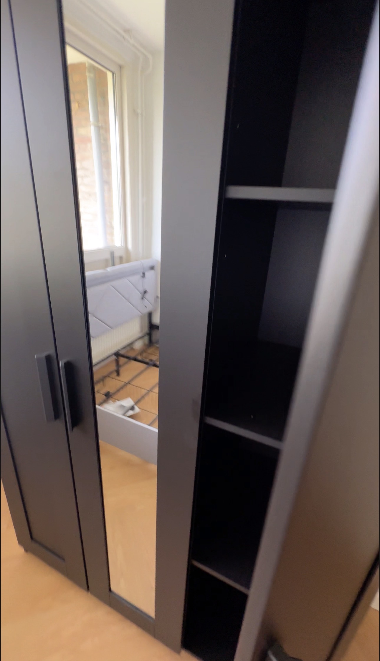 Bed en kledingkast gemonteerd