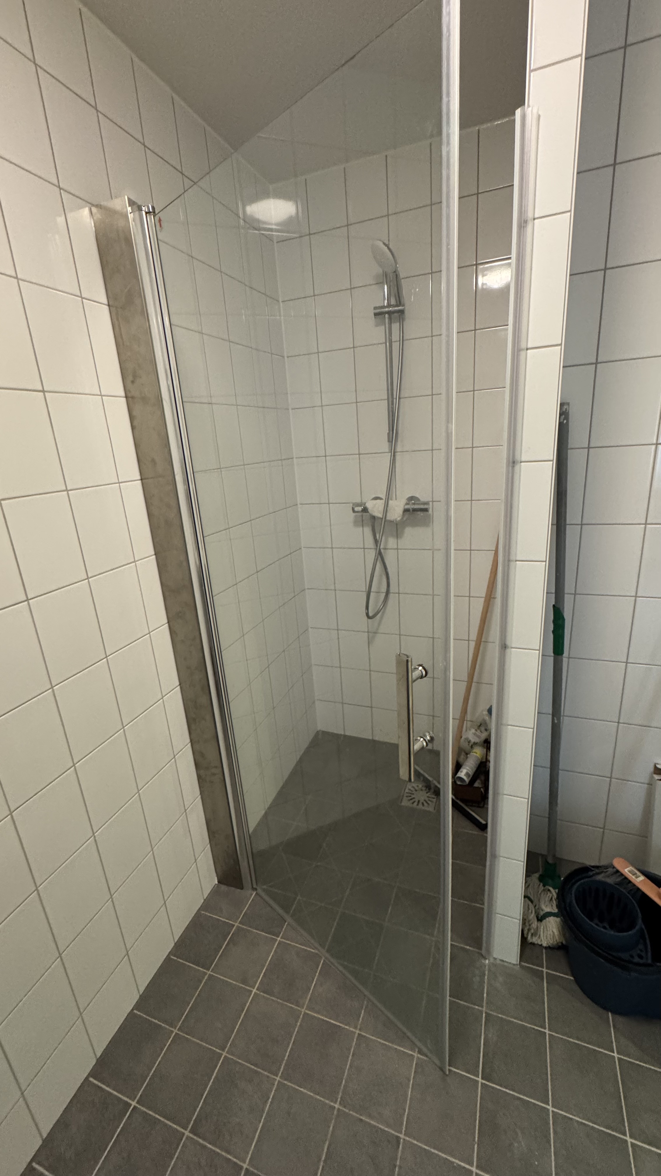 RVS-profiel geplaatst voor douchewand