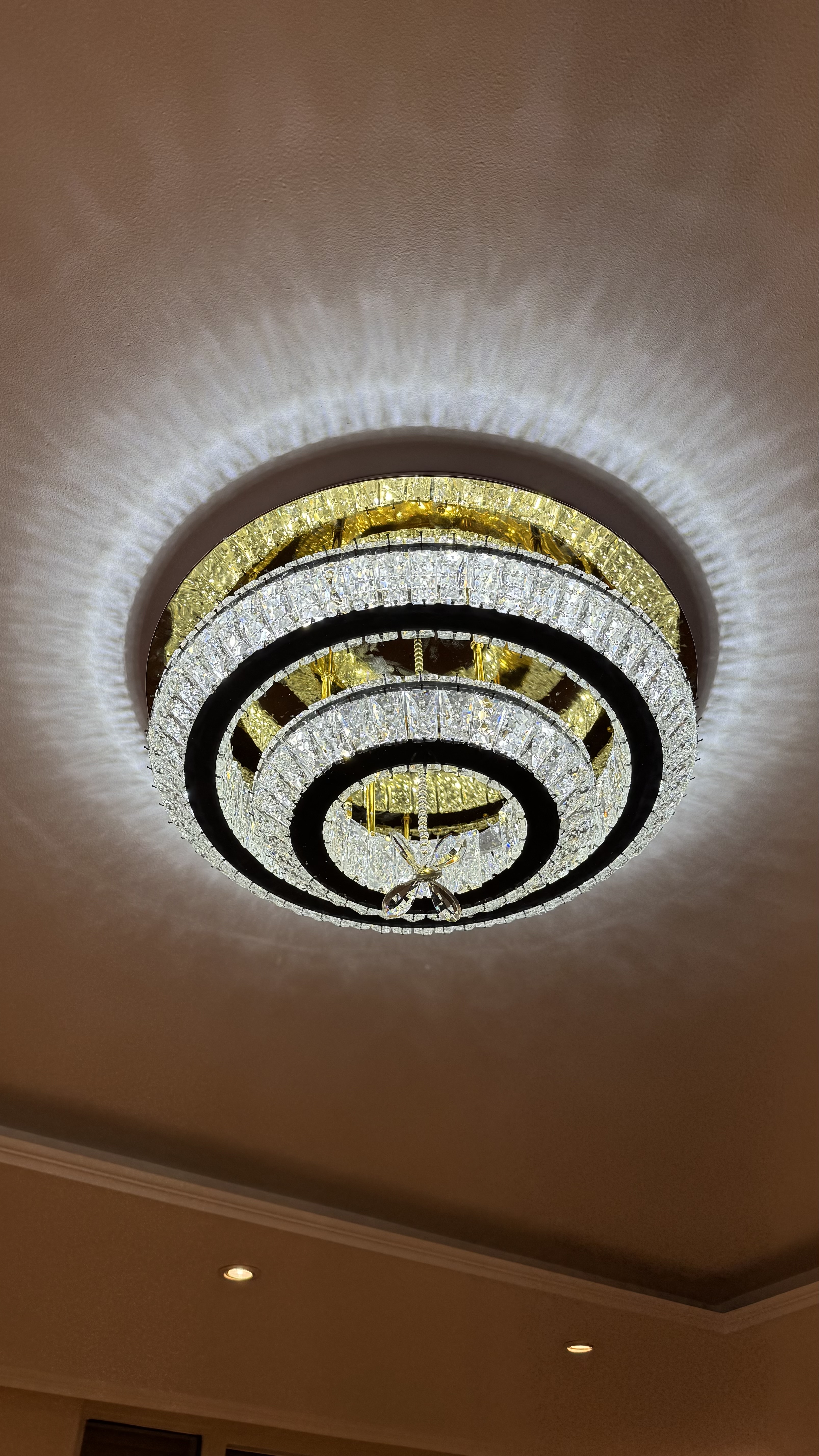 Meerdere plafondlampen geplaatst