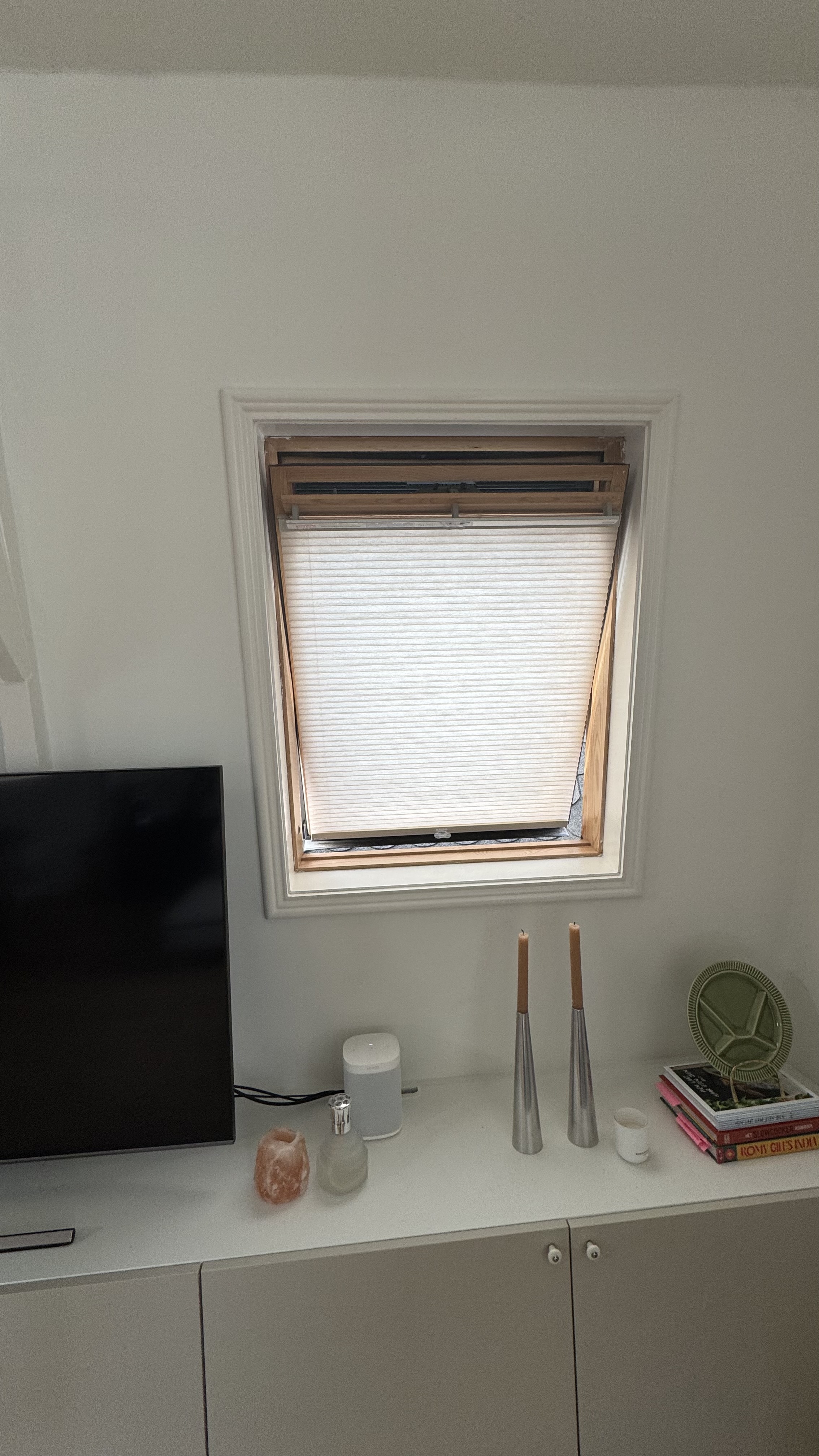 Verlichting en raamdecoratie geplaatst