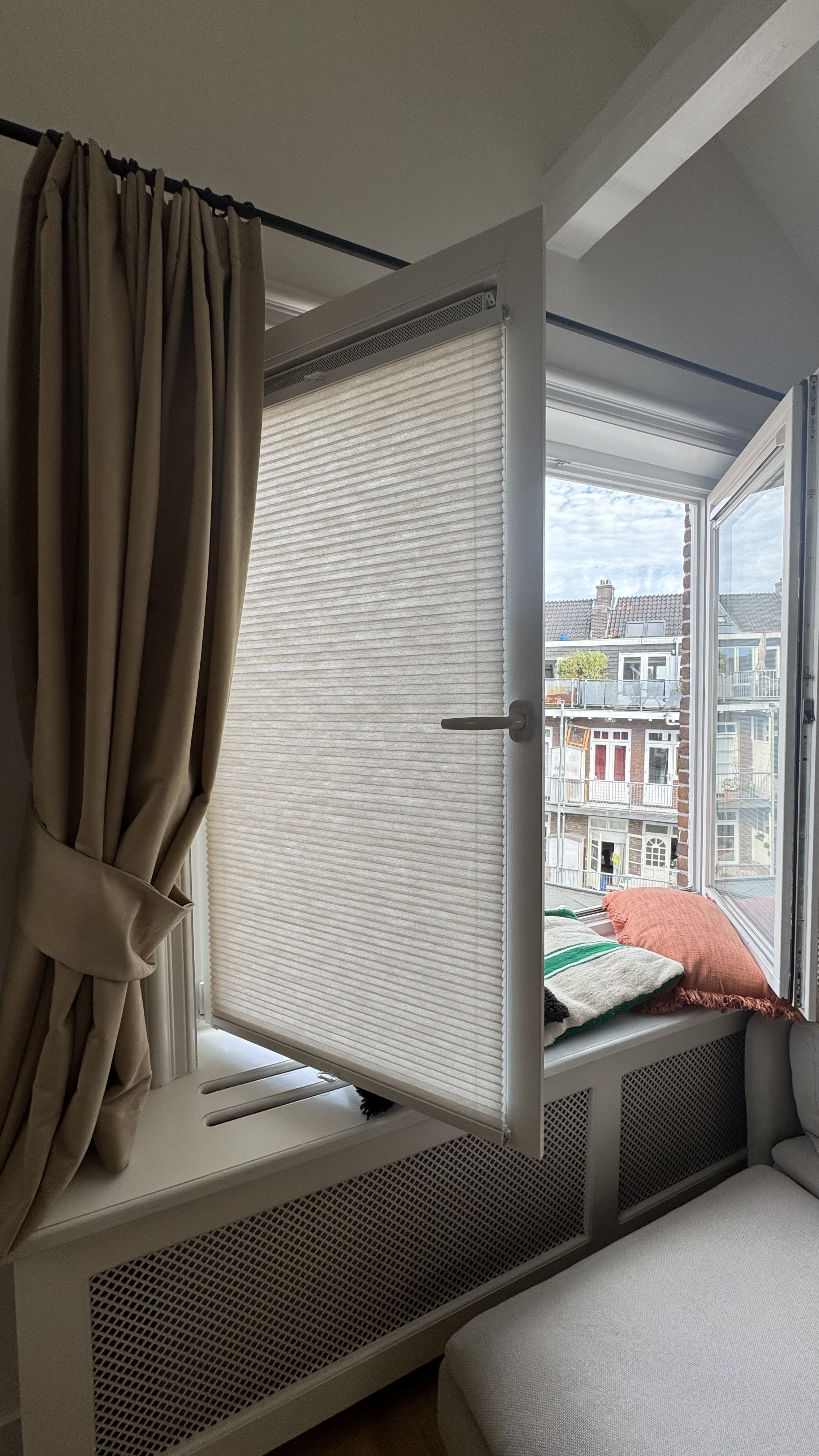 Verlichting en raamdecoratie geplaatst